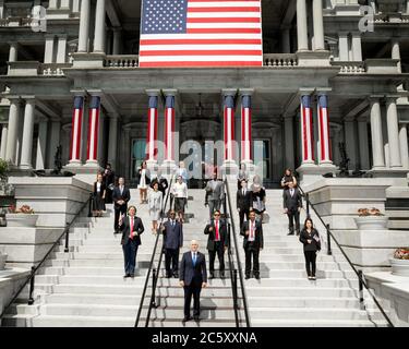 Washington, Stati Uniti d'America. 02 luglio 2020. Il Vice Presidente Mike Pence, a cui ha aderito il Segretario per i Trasporti Elaine Chao e il Segretario di Stato per la sicurezza interna Chad Wolf, propone una foto con i nuovi cittadini dopo aver partecipato a una cerimonia di naturalizzazione giovedì 2 luglio 2020, sui gradini della Marina dell'edificio Eisenhower Executive Office presso la Casa Bianca persone: Vice Presidente Mike Pence Credit: Storms Media Group/Alamy Live News Foto Stock