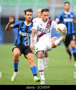 Milano, Italia. 5 luglio 2020. Il Mitchell Dijks (Front) di Bologna viola con Antonio Candriva del FC Inter durante una partita di calcio tra il FC Inter e Bologna a Milano, 5 luglio 2020. Credit: Daniele Mascolo/Xinhua/Alamy Live News Foto Stock