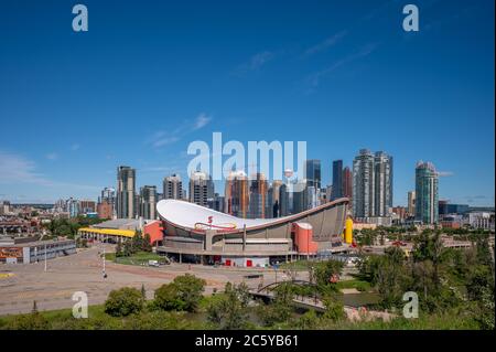 Calgary, Alberta - 5 luglio 2020: Saddledome di Calgary's Scotiabank e lo skyline del centro. Il Saddam sarà sostituito nel prossimo futuro Foto Stock