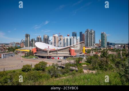 Calgary, Alberta - 5 luglio 2020: Saddledome di Calgary's Scotiabank e lo skyline del centro. Il Saddam sarà sostituito nel prossimo futuro Foto Stock