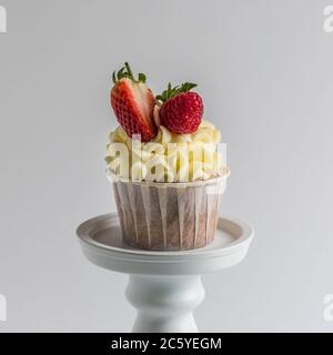 Biscotti lamponi dolci, fragole e mirtilli muffin su bianco. Foto Stock