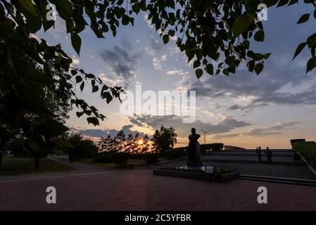 Russia, Irkutsk - 30 giugno 2020: Sagoma del Monumento al Generale dell'Esercito BeloBardov, due volte l'eroe dell'Unione Sovietica Foto Stock