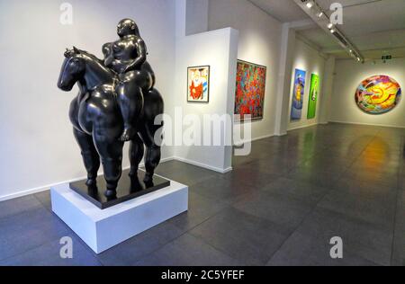 Londra, Regno Unito. 04luglio 2020. Una vista generale del primo piano della mostra. La Galleria dell'Opera di New Bond Street riapre con la mostra dei capolavori. La nuova mostra presenta alcuni dei più grandi nomi dell'arte contemporanea, tra cui opere di Damien Hirst, Andy Warhol e Fernando Botero, oltre a una serie di nuove opere realizzate durante il blocco dal famoso scultore di luci Anthony James. Credit: SOPA Images Limited/Alamy Live News Foto Stock