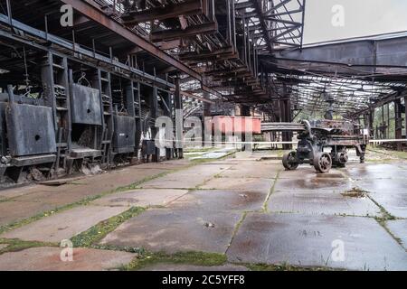 Forno a focolare aperto in officina su Old Mining e impianto metallurgico Foto Stock