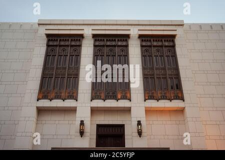 Muscat / Oman - 10 febbraio 2020: Facciata tradizionale della casa omani Foto Stock