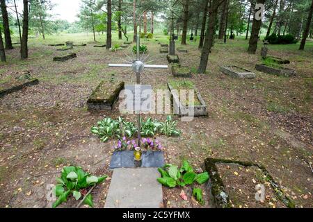 Un complotto di sepoltura Chistian nel cimitero. Fu utilizzato dai nazisti tedeschi durante la seconda guerra mondiale come luogo di sepoltura per coloro che morirono alla vicina concentrazione c Foto Stock