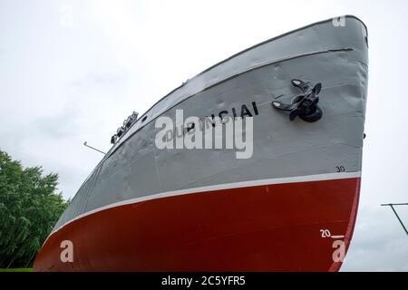 Un primo piano della barca da pesca sovietica con scafo in acciaio, Dubingiai. Presso il complesso Etnografico Homestead di Neringa, Lituania. Foto Stock