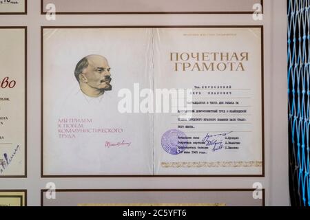 Un certificato di riconoscimento sovietico, URSS, CCCP. Presso il complesso Etnografico Homestead di Neringa, Lituania. Foto Stock