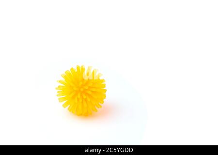 Modello astratto giallo di un ceppo di infezione da coronavirus su fondo bianco, rischio pandemico. Foto Stock