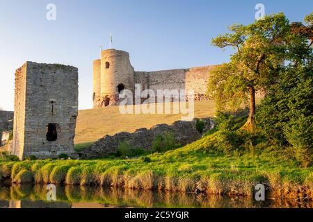 Rhuddlan castello sulle rive del fiume Clwyd, Galles del Nord Foto Stock