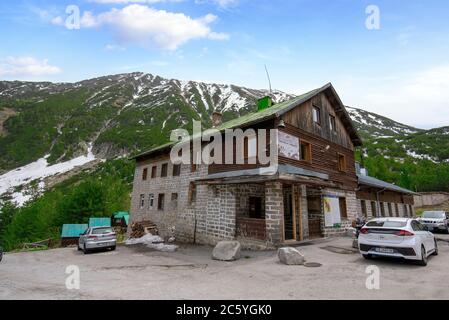 Pirin, Bulgaria. Vihren chalet o capanna. Casa pubblica di rifugio per escursionisti nella montagna Pirin Foto Stock
