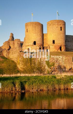 Rhuddlan castello sulle rive del fiume Clwyd, Galles del Nord Foto Stock