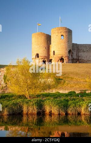 Rhuddlan castello sulle rive del fiume Clwyd, Galles del Nord Foto Stock