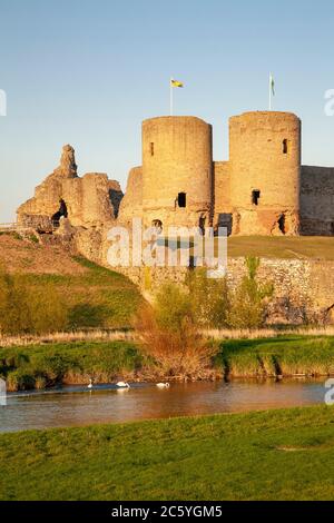 Rhuddlan castello sulle rive del fiume Clwyd, Galles del Nord Foto Stock