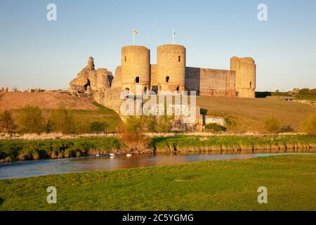 Rhuddlan castello sulle rive del fiume Clwyd, Galles del Nord Foto Stock