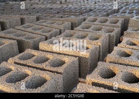 pile di blocchi di cemento grigio a terra Foto Stock