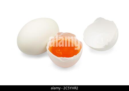 Uovo di anatra salato grezzo organico su sfondo bianco isolato con percorso di ritaglio. L'uovo d'anatra salato è cibo tailandese popolare così delizioso con salato e cremoso f Foto Stock