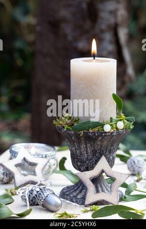 decorazione di natale con candela in vaso vintage e mistletoe Foto Stock