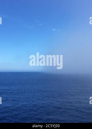 Oceano pacifico costiero al largo di Dunedin, Isole del Sud, Nuova Zelanda. Nebbia banca al mare a causa di quasi nessun vento. Foto Stock