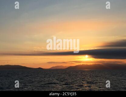 Oceano pacifico costiero al largo di Dunedin, Isole del Sud, Nuova Zelanda. Tramonto sulla costa. Foto Stock