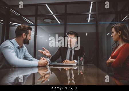 Avvocato che media una controversia tra moglie e marito Foto Stock