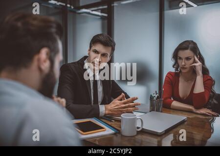 Strato calmo e sicuro che risolve una disputa tra coniugi Foto Stock