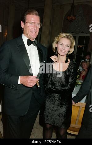 ARCHIVIO: CANNES, FRANCIA. C. Maggio 1991: Roger Moore & Fiona Fullerton al Festival di Cannes. Foto del file © Paul Smith/Caratteristiche Foto Stock