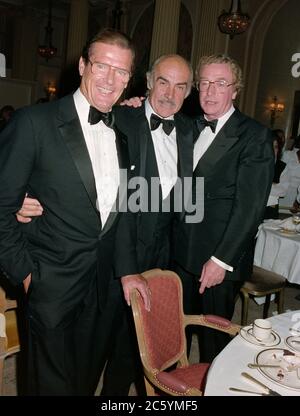 ARCHIVIO: CANNES, FRANCIA. C. Maggio 1991: Roger Moore, Sean Connery e Michael Caine al Festival del Cinema di Cannes. Foto del file © Paul Smith/Caratteristiche Foto Stock