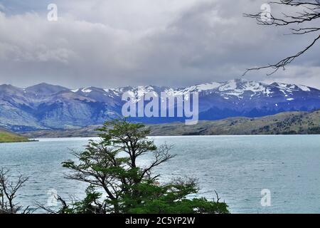 Lago nel Parco Nazionale Torres del Paine, Patagonia, Cile Foto Stock