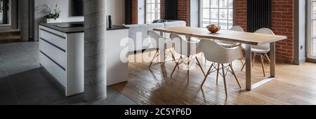 Moderno appartamento con cucina a vista con tavolo da pranzo e vista panoramica Foto Stock