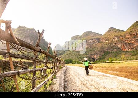 Villaggio di Samei, un villaggio nascosto in montagna nella provincia di Yunnan, Cina. Foto Stock