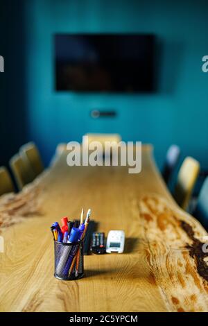 Sala meeting interna per uffici d'affari con tavolo e. sedie Foto Stock