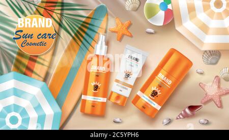 Protezione solare, protezione solare e design degli annunci con protezione solare, vista dall'alto. Banner cosmetico con conchiglie, piante tropicali e tavole da surf sulla spiaggia. Vettore Illustrazione Vettoriale