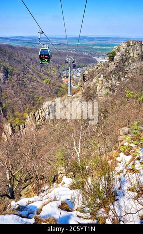 Funivia con gondola su un pendio con neve nelle montagne Harz. Sassonia-Anhalt, Harz, Germania Foto Stock