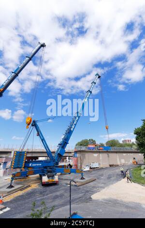 Gru Sarens che sono state rigate per sollevare sezioni di ponte, da Regent Street Flyover della A64M nel centro di Leeds Foto Stock