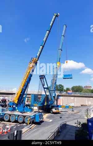 Gru Sarens che sono state rigate per sollevare sezioni di ponte, da Regent Street Flyover della A64M nel centro di Leeds Foto Stock