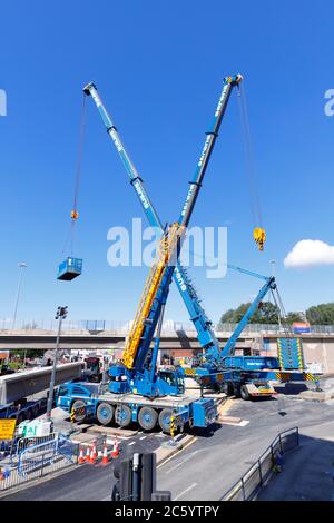 Gru Sarens che sono state rigate per sollevare sezioni di ponte, da Regent Street Flyover della A64M nel centro di Leeds Foto Stock