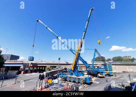 Gru Sarens che sono state rigate per sollevare sezioni di ponte, da Regent Street Flyover della A64M nel centro di Leeds Foto Stock