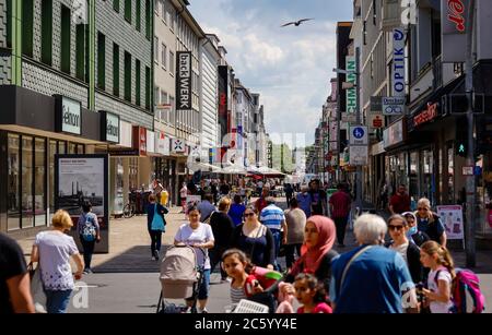 Oberhausen, zona della Ruhr, Renania Settentrionale-Vestfalia, Germania - passanti sulla Marktstrasse, zona pedonale e via dello shopping. Oberhausen, Ruhrgebiet, Nord Foto Stock