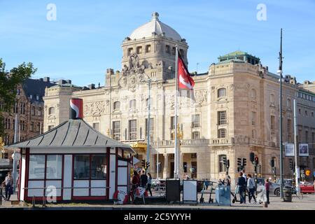 Il Royal drammatic Theatre è un edificio in stile Liberty situato lungo il lussuoso viale Östermalm nel centro di Stoccolma. Foto Stock