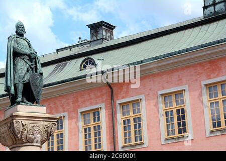 La piazza medievale Birger Jarl con la statua in bronzo del fondatore di Stoccolma sull'isola di Riddarholmen a Stoccolma. Foto Stock