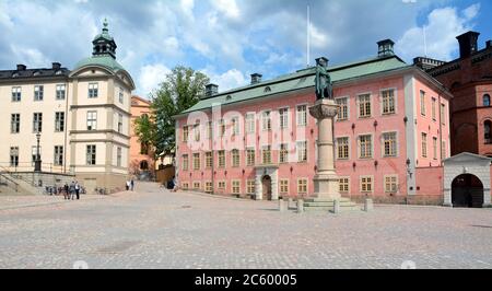 La piazza medievale Birger Jarl con la statua in bronzo del fondatore di Stoccolma sull'isola di Riddarholmen a Stoccolma. Foto Stock