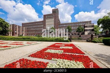 Oberhausen, zona della Ruhr, Renania Settentrionale-Vestfalia, Germania - Municipio e aiuole fiorite in Grillopark. Oberhausen, Ruhrgebiet, Nordrhein-Westfalen, Deutsch Foto Stock