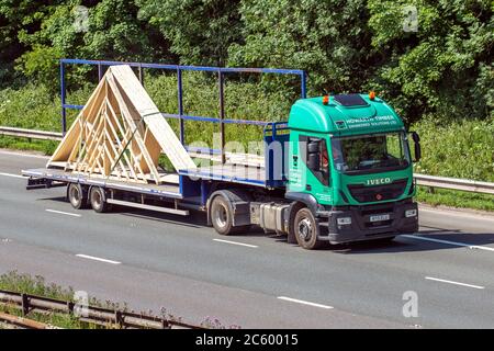 Howarth Timber Engineered Solutions Ltd; costruttori di case autocarri per la consegna di merci, camion, trasporto, camion, cargo, Iveco Stralis 420 veicolo, industria europea del trasporto commerciale HGV, M6 a Manchester, Regno Unito Foto Stock