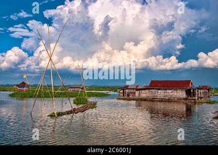 Case galleggianti pescatori sul lago Tempe, Sulawesi, Isole Grande Sunda, Indonesia Foto Stock