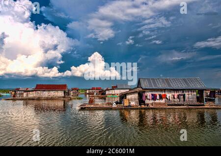 Case galleggianti pescatori sul lago Tempe, Sulawesi, Isole Grande Sunda, Indonesia Foto Stock