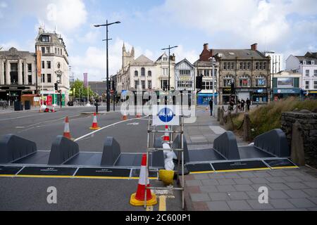 CARDIFF, REGNO UNITO - LUGLIO 05: Misure di allontanamento sociale e barriere stradali su Castle Street, che è stata pedonata durante il coronavirus Foto Stock