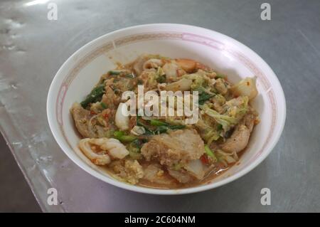 Suki secco con maiale e verdure (stile tailandese) servito con salsa piccante Foto Stock