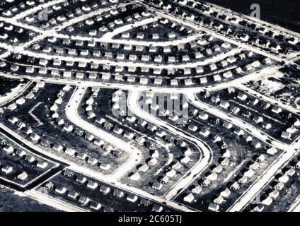 Foto retrò della vista aerea di Levittown, New York, nel 1948 poco dopo che il sobborgo prodotto in serie fu completato sulla campagna di Long Island a New Yor Foto Stock