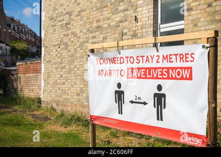 Londra, UK - 16 Giugno 2020 - cartello Social Distancing con indicazione di 2 metri di distanza in un parco Foto Stock